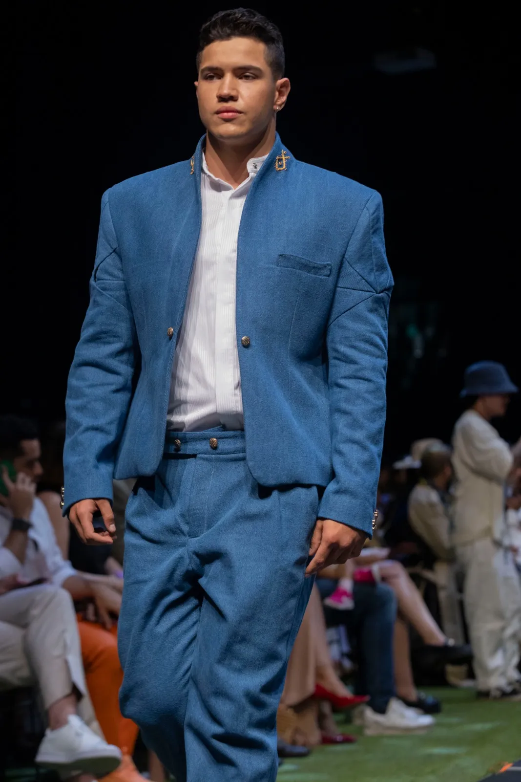 Modelo con traje de denim azul en pasarela